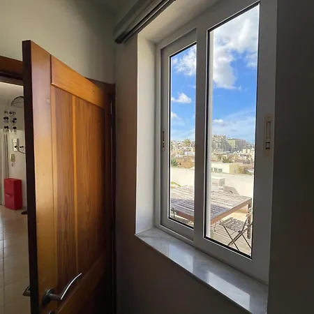 Penthouse Steps From Stunning Balluta Bay Sliema